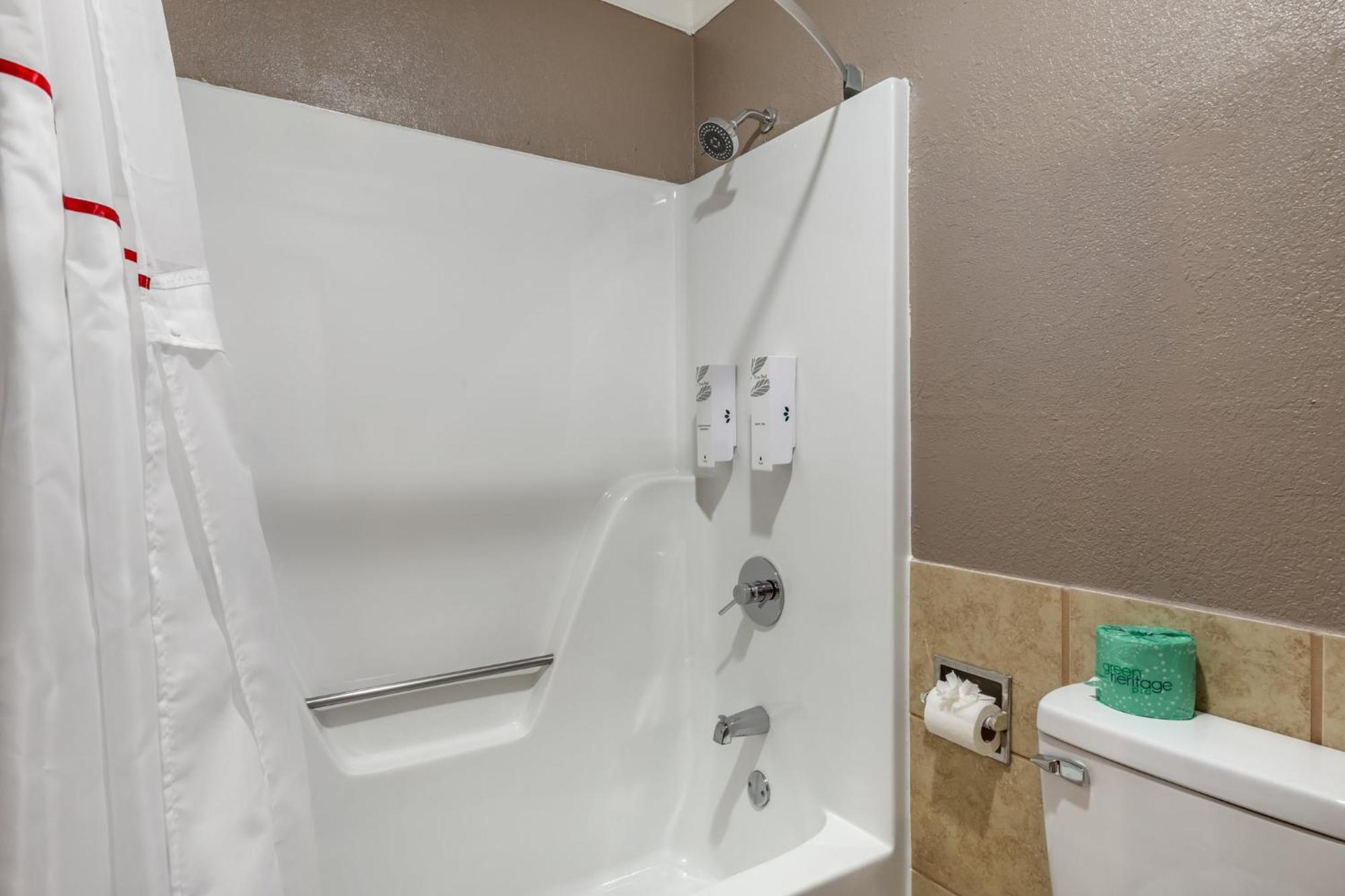 Red Roof Inn Raleigh Northeast - Downtown エクステリア 写真